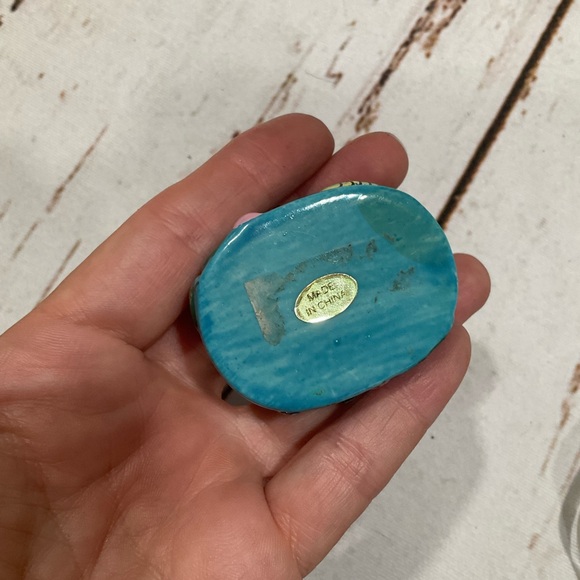 TWO FROGS IN LOVE HINGED TRINKET BOX - Picture 7 of 8